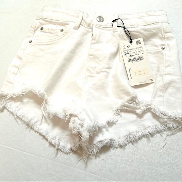 Zara High-Waisted Distressed White Denim Shorts - Picture 2 of 4